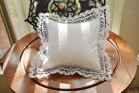 http://battenburglace.com/Heirloom%20Southern%20Heart%20Cluny%20Lace%20Ring%20Pillows%20Z.jpg