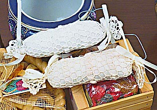 Sachet crochet roll.JPG (41133 bytes)